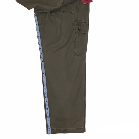 Men's Green Izod Luxury Sport Cargo Pants - Picture 9 of 10